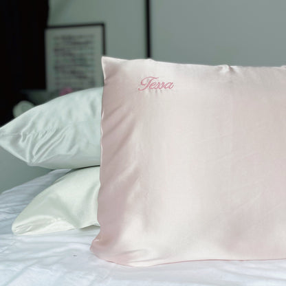 White Trousseau's 100% Mulberry Silk Pillowcase in Pink with name in embroidery. Made of OEKO-TEX® certified, 19 momme organic mulberry silk, our double-sided, queen-size pillowcase contains amino acids that work to condition hair and skin. We only use grade 6A pure Mulberry silk for our pillowcase. Best mulberry silk pillowcase in Singapore! Opt for our embroidery services to make it the perfect customized gift for your loved ones.