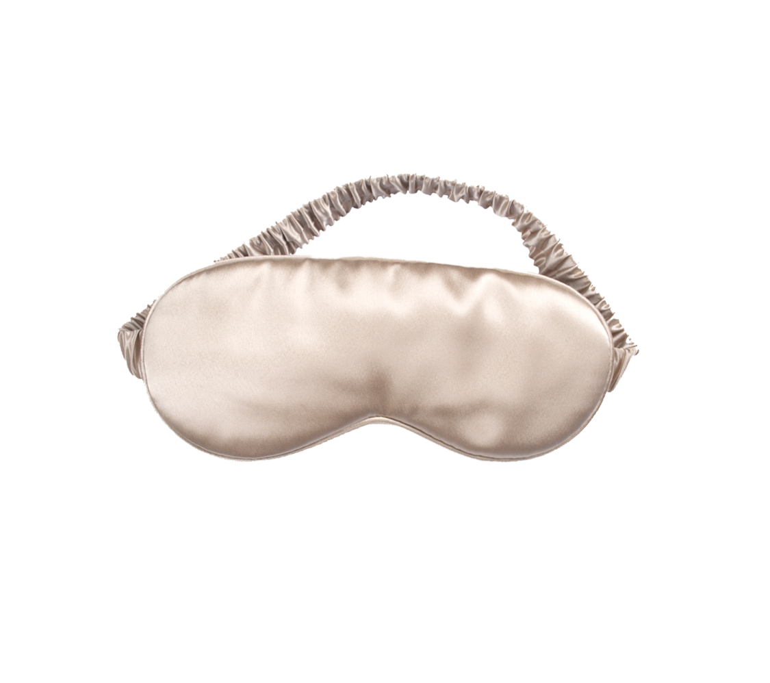 White Trousseau's 100% Mulberry Silk Eye Mask in Beige. Offering the best affordable sleep products in Singapore, our sleep eye mask helps you sleep better and faster. Recommended by dermatologists, silk helps retain moisture in your skin naturally, preventing eye wrinkles. It is silky soft and cooling on the skin, perfect for sleeping! 