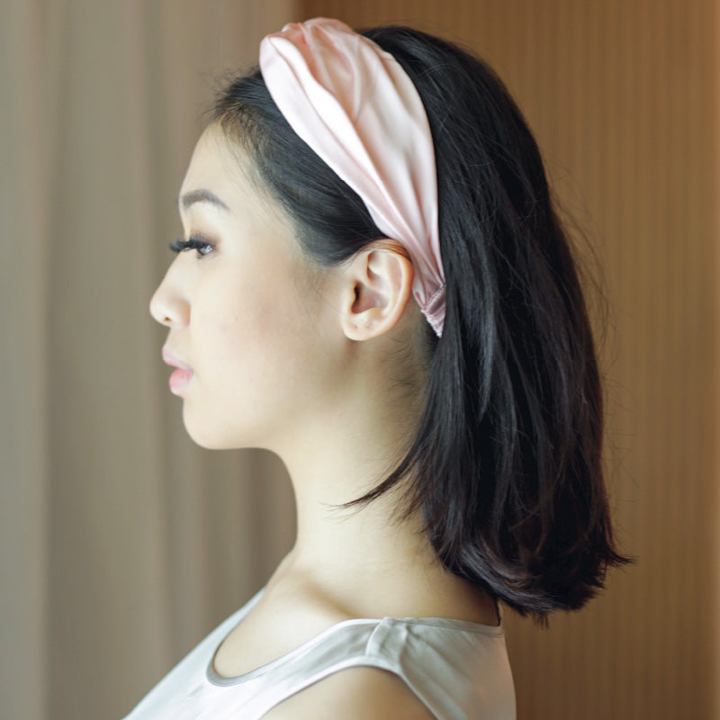  Our silk headband is made of 100% 6A Grade 22 Momme Mulberry Silk. The silk protein in silk is similar in structure to human hair and is rich in a variety of amino acids. Compared with cotton fiber and chemical fiber, it can effectively reduce the damage to hair caused by friction. The silk headband is elastic, soft, comfortable, and breathable.
